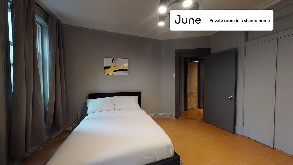 Queen bedroom in 4 bed/1 bath home in Hell's Kitchen #386 2A — Photo 3