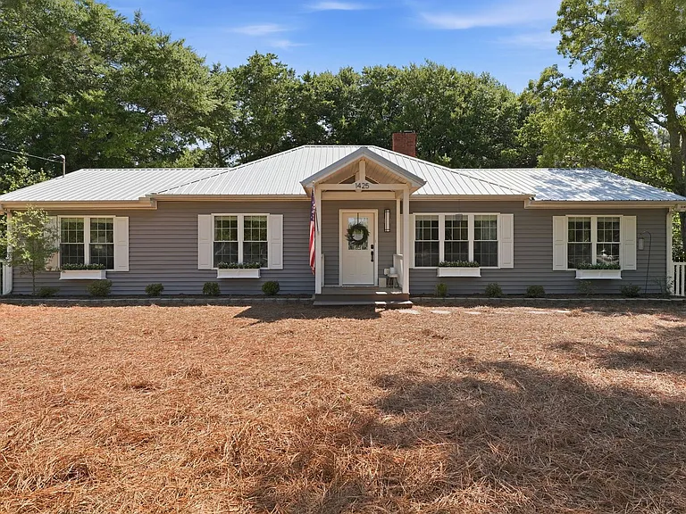 1425 Central Dr — Photo 1