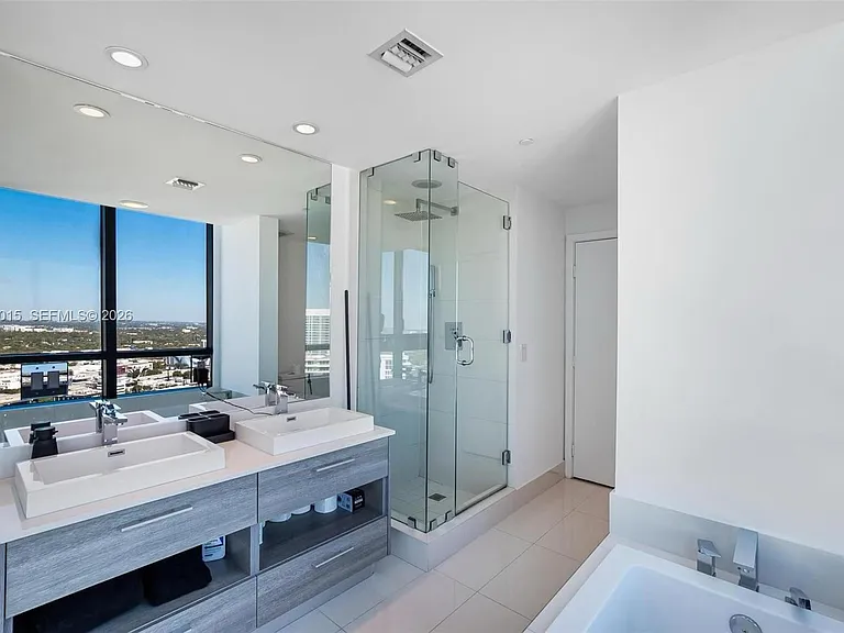 650 NE 32nd St #3408 — Photo 4
