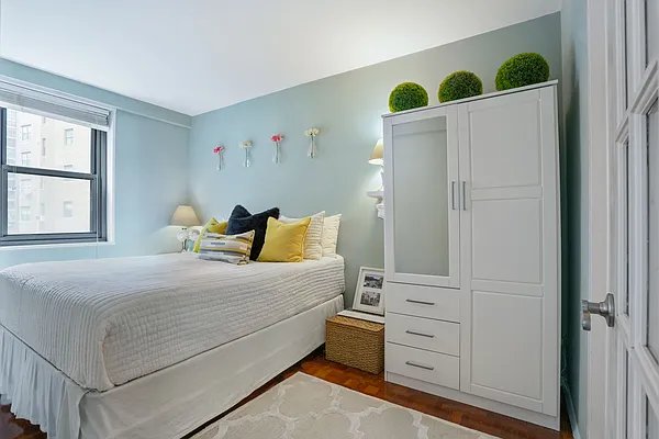 Sold by R New York | media 13