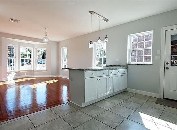 5th image of 419 Carpenter Ave