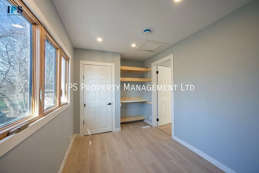 206 Station St #3