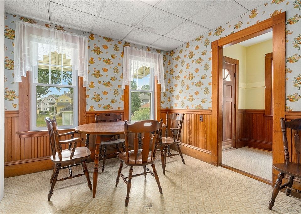7th image of 39 Phillips Ave