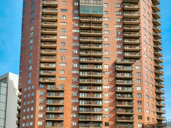 300 Walnut St #1003, Des Moines, IA 50309