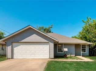 703 N Walnut St, Cleburne, TX 76033