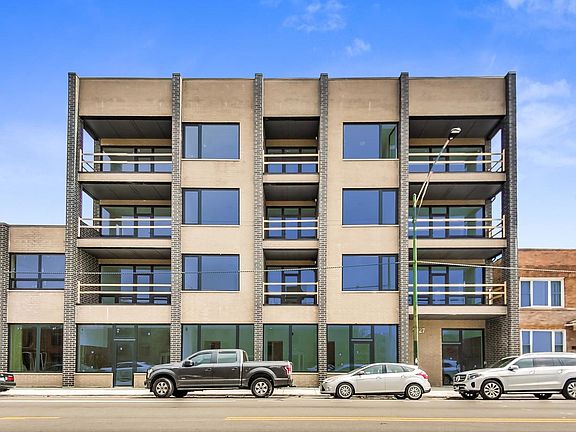 2nd image of 2829 N Clybourn Ave #402