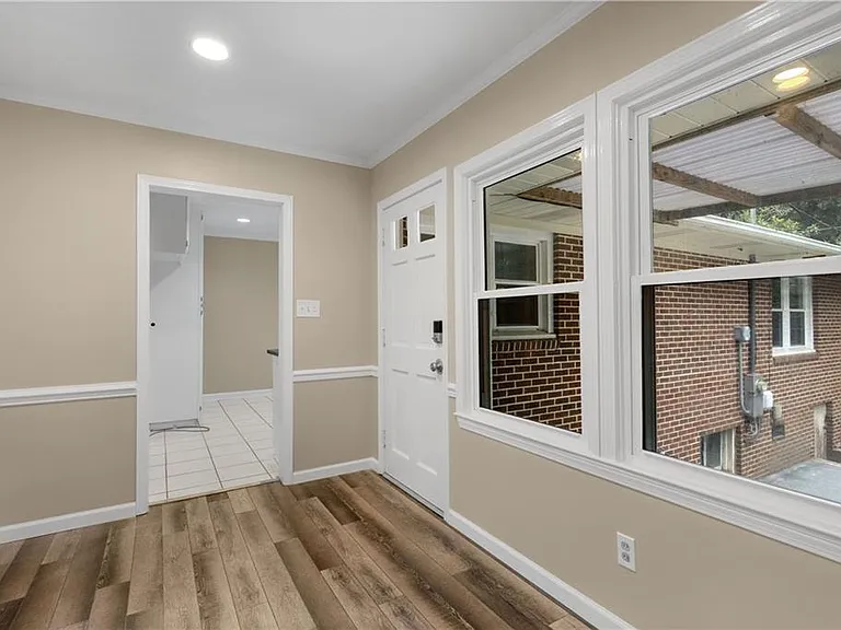 424 Byron Ave E — Photo 23