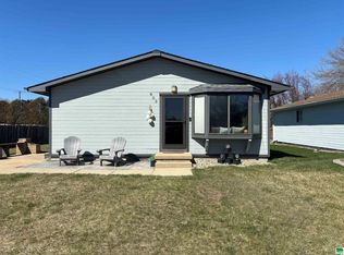 803 Red Maple Cir, South Sioux City, NE 68776