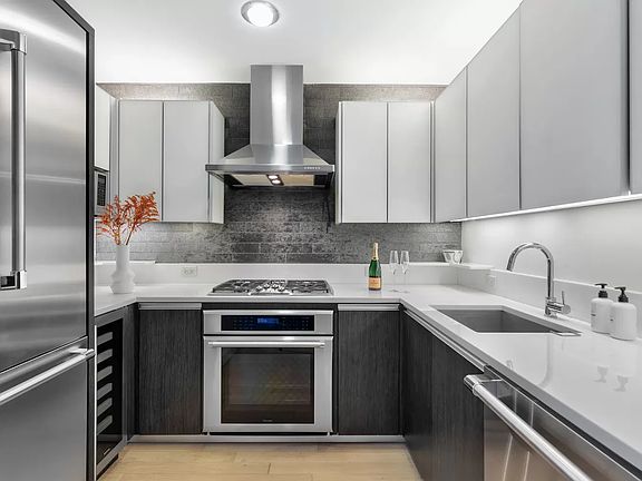3rd image of 247 W 46th St APT 1605