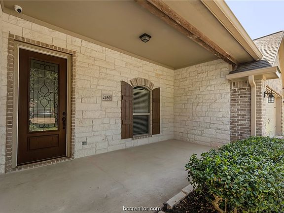 3rd image of 2469 Newark Cir