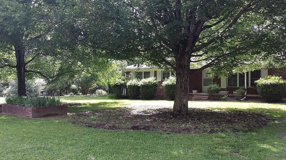 2nd image of 100 Simpson St