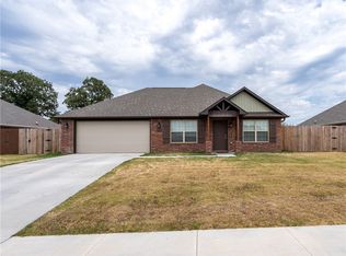 816 Brook St, Gentry, AR 72734