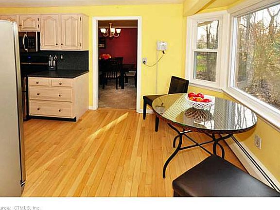 3rd image of 118 Carriage Dr