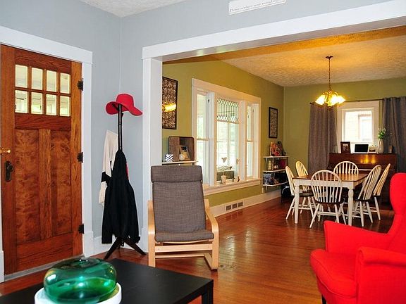 Hardwood Floors in Large Open Floor Living/Dining Room