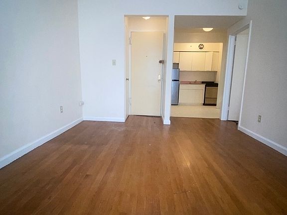 3rd image of 132 W 74th St #5DD3