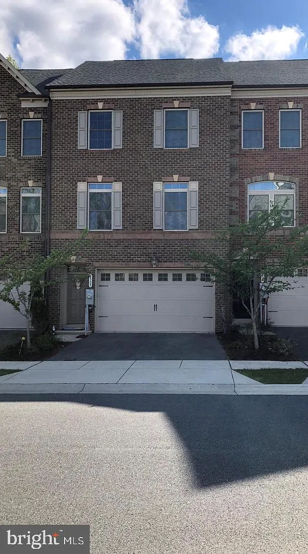 3 bed, 3.5 bath, 3130 sqft, $3,550 — Photo 1