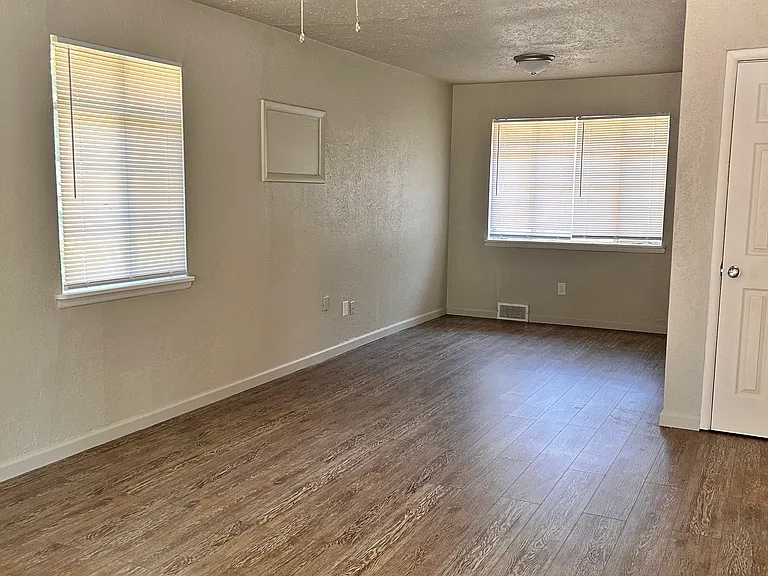 2101 SW 61st Ter — Photo 2
