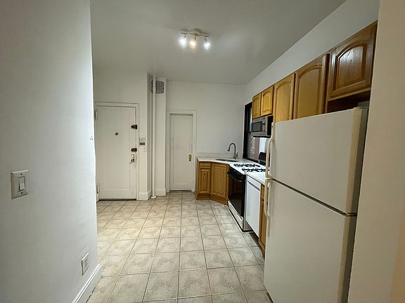 2nd image of 311 W 55th St APT 2C