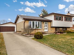 327 Gareth Ln, Schaumburg, IL 60193