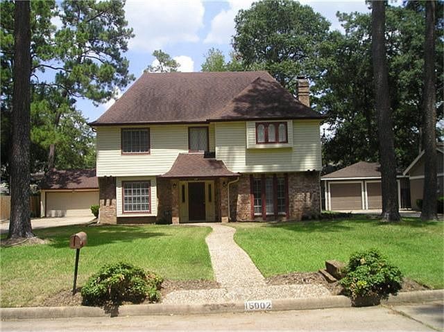 Spectacular 2378sqft, 4 bedroom 2.5 bath house that has been updated.