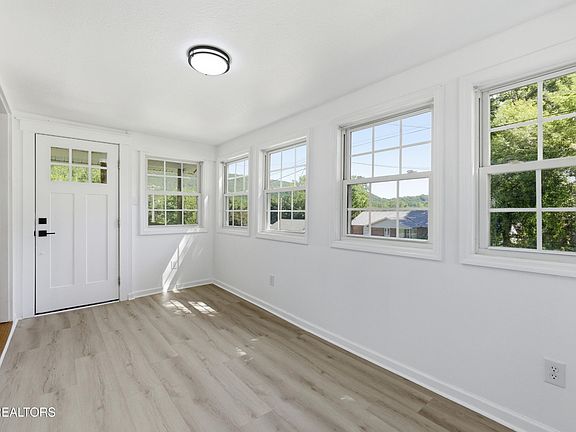 3rd image of 212 Sunset Dr