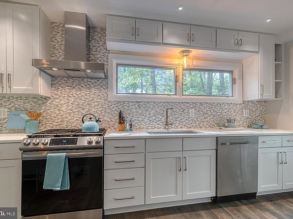 4th image of 6318 Waterway Dr