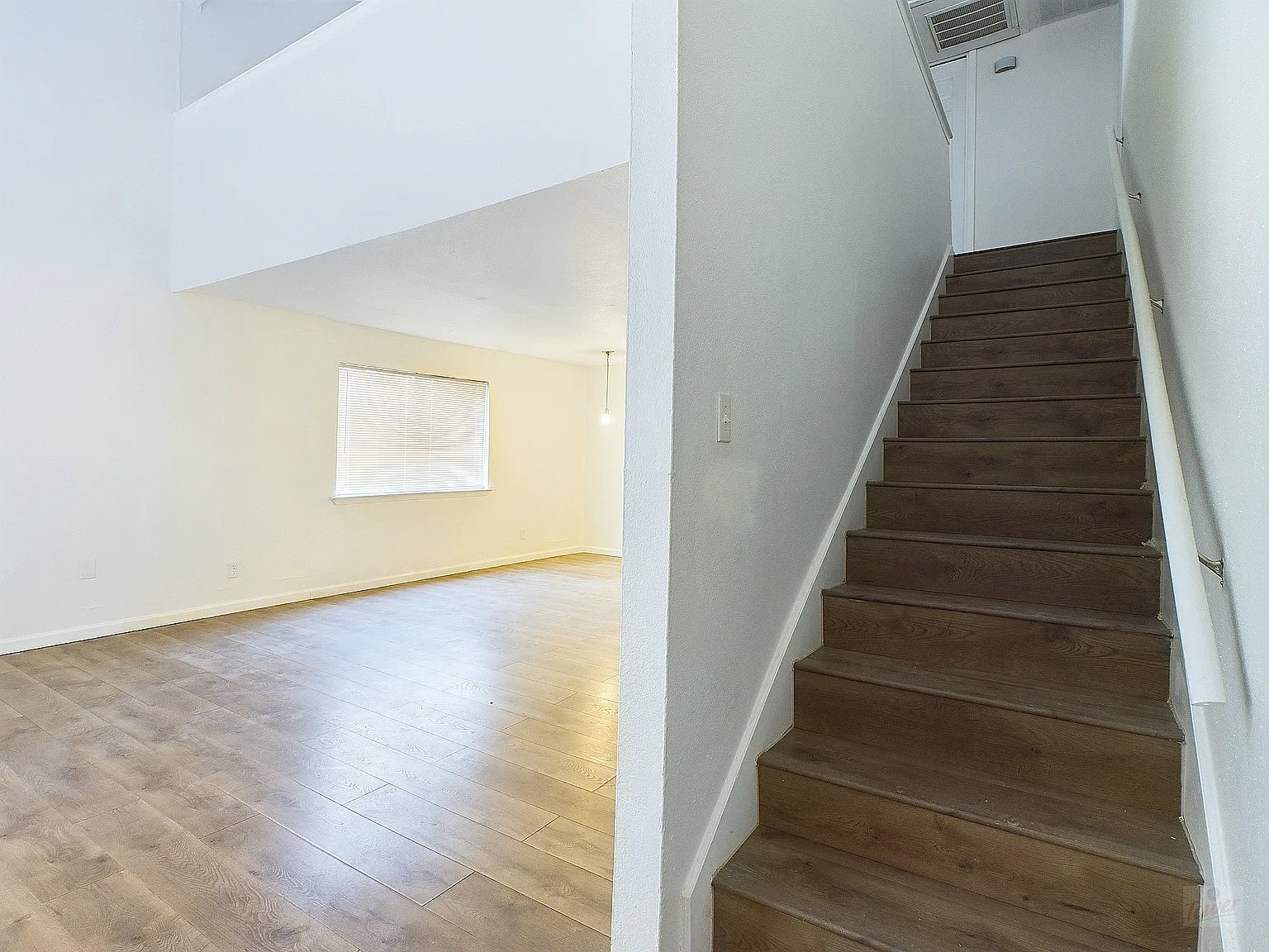 2124 Burton Dr — Photo 1