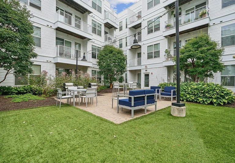 75 Tresser Blvd Apartments — Photo 40