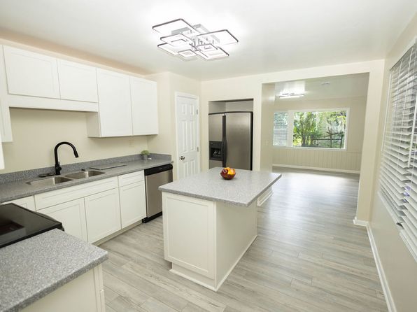 198 SE Montgomery Pl