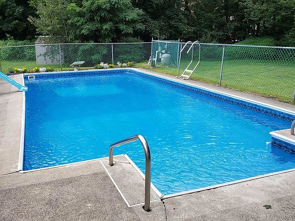 4th image of 10 Merrall Dr