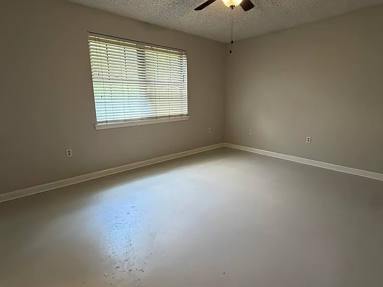 1121 Quail Hollow Dr — Photo 6