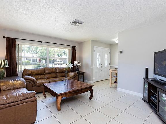 3rd image of 5216 Poinsetta Ave