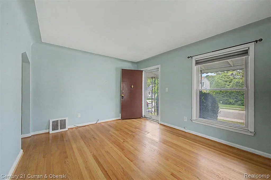 3 bed, 1333 sqft, $2,100 — Photo 4