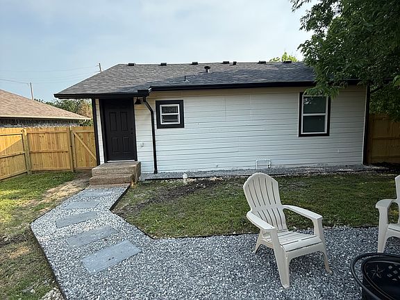 3rd image of 111 E San Antonio Ave
