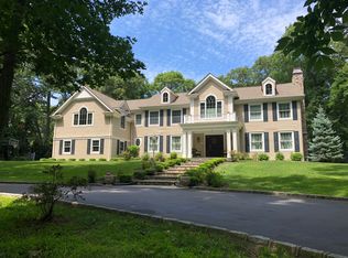 8 White Oak Tree Rd, Syosset, NY 11791