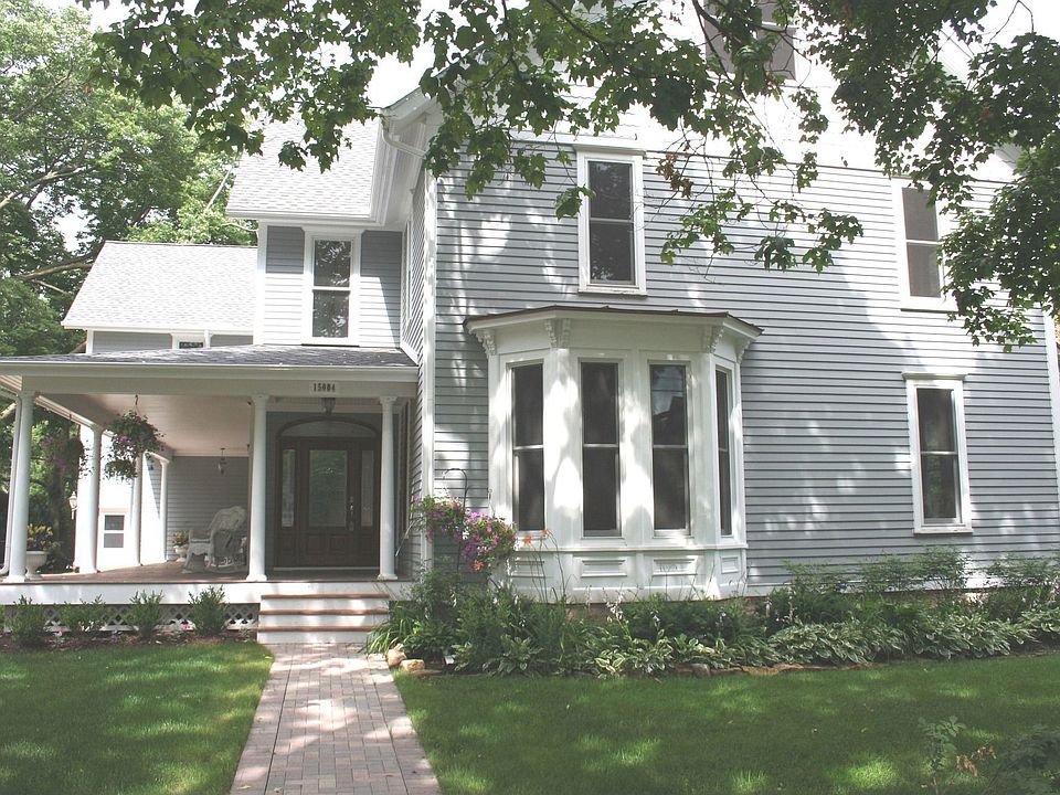 Front with bay window