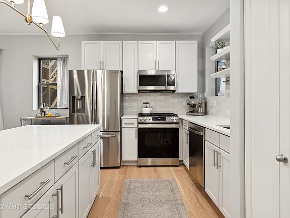 3rd image of 620 W Aldine Ave APT 1W