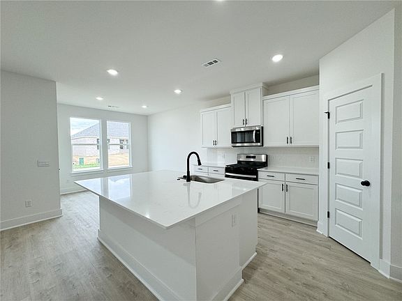 3rd image of 4840 W Sturgeon St