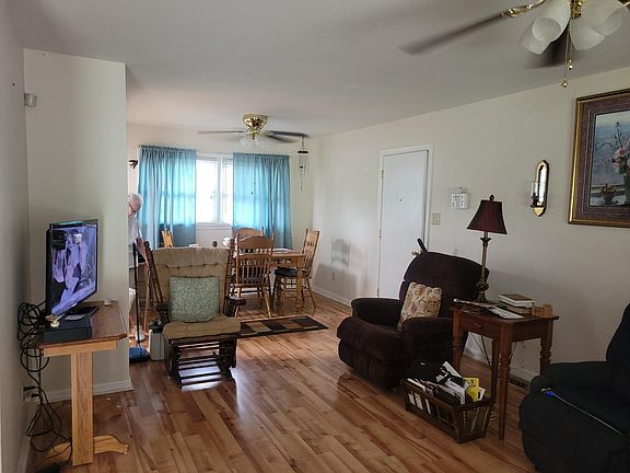 3rd image of 917 Collins Ln