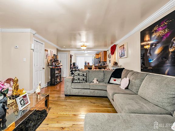 5th image of 528 High St