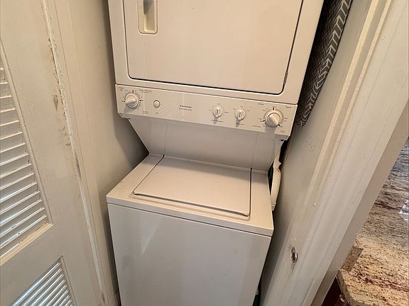 3rd image of 1449 W Victoria St APT 1B