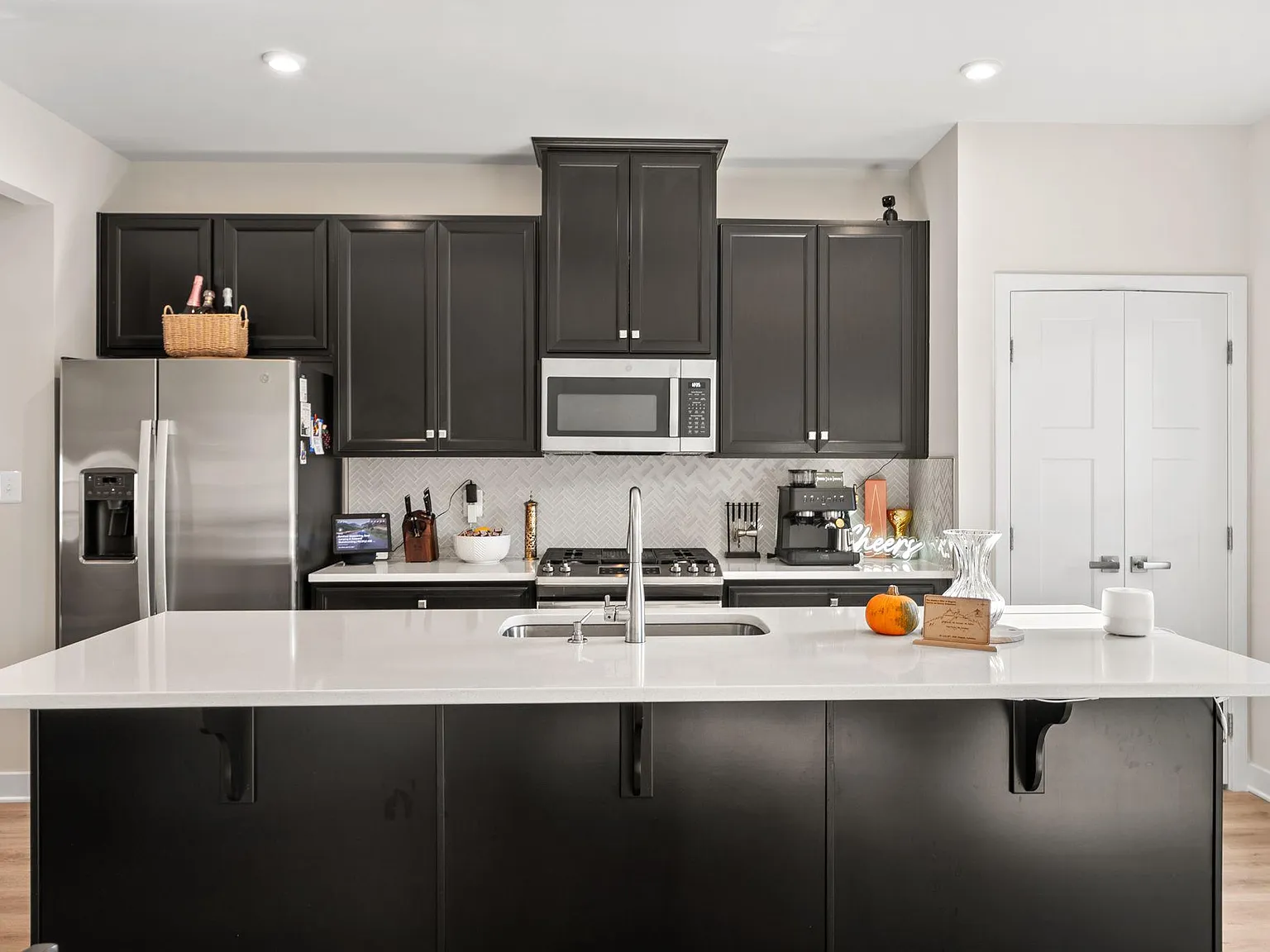 3 bed, 4.0 bath, 2376 sqft, $3,500 — Photo 2