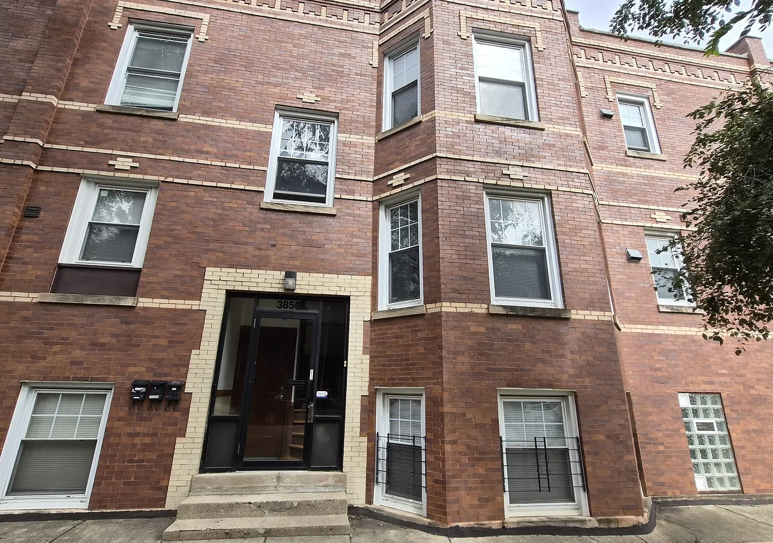 2 bed, 700 sqft, $1,700 — Photo 1