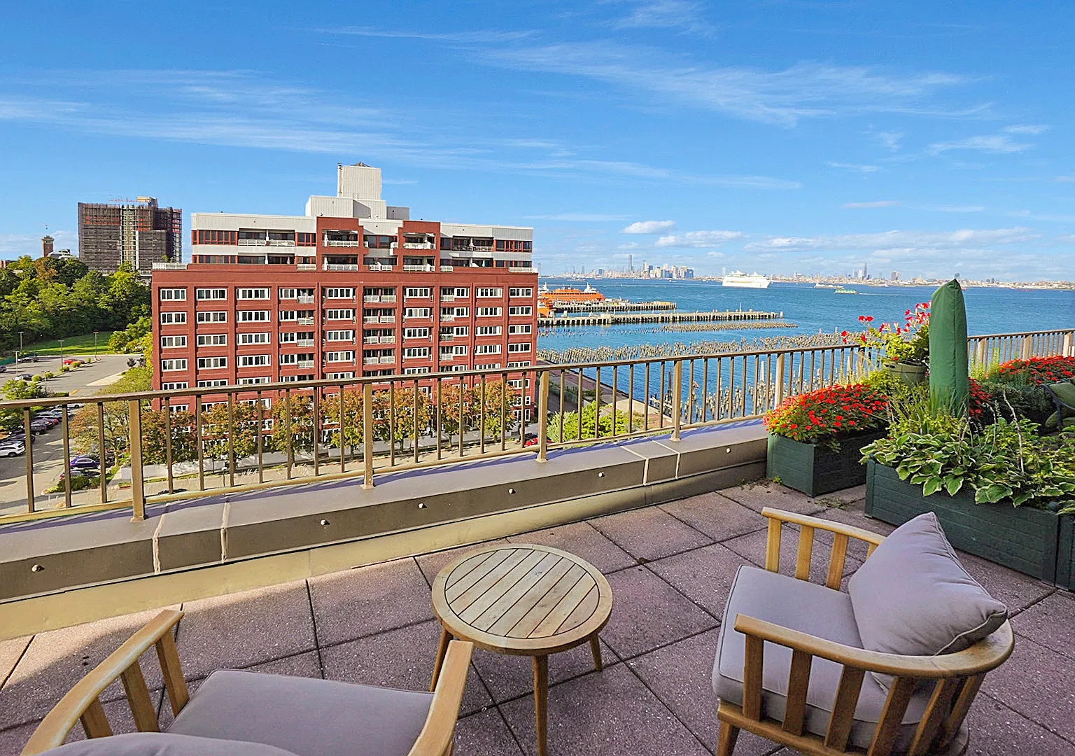 2 bed, 1.5 bath, 1270 sqft, $4,400 — Photo 2