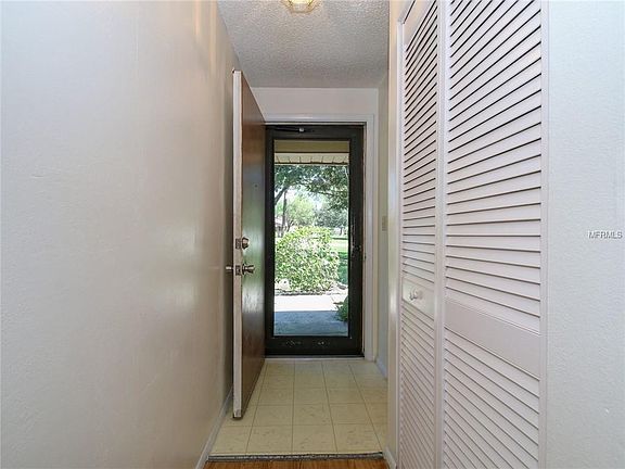 5th image of 204 Corkwood Ln
