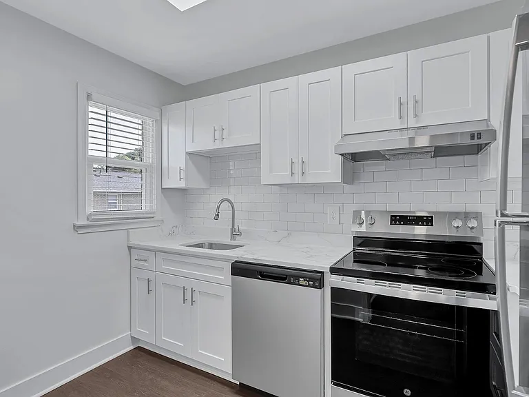 District at Williamsburg — Photo 11