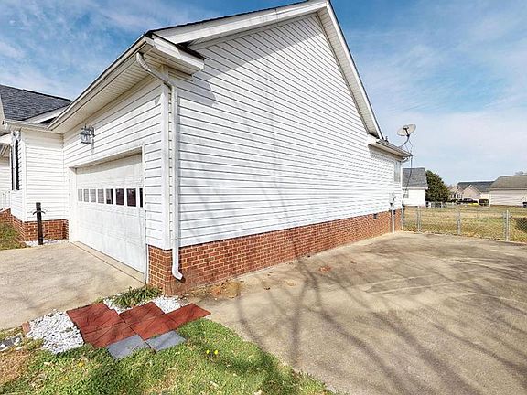 3rd image of 303 Woodcroft Dr