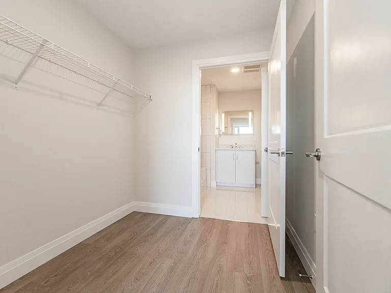460 Columbia St W — Photo 72