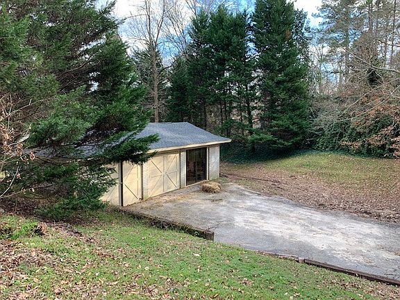 3rd image of 102 White Oak Ln