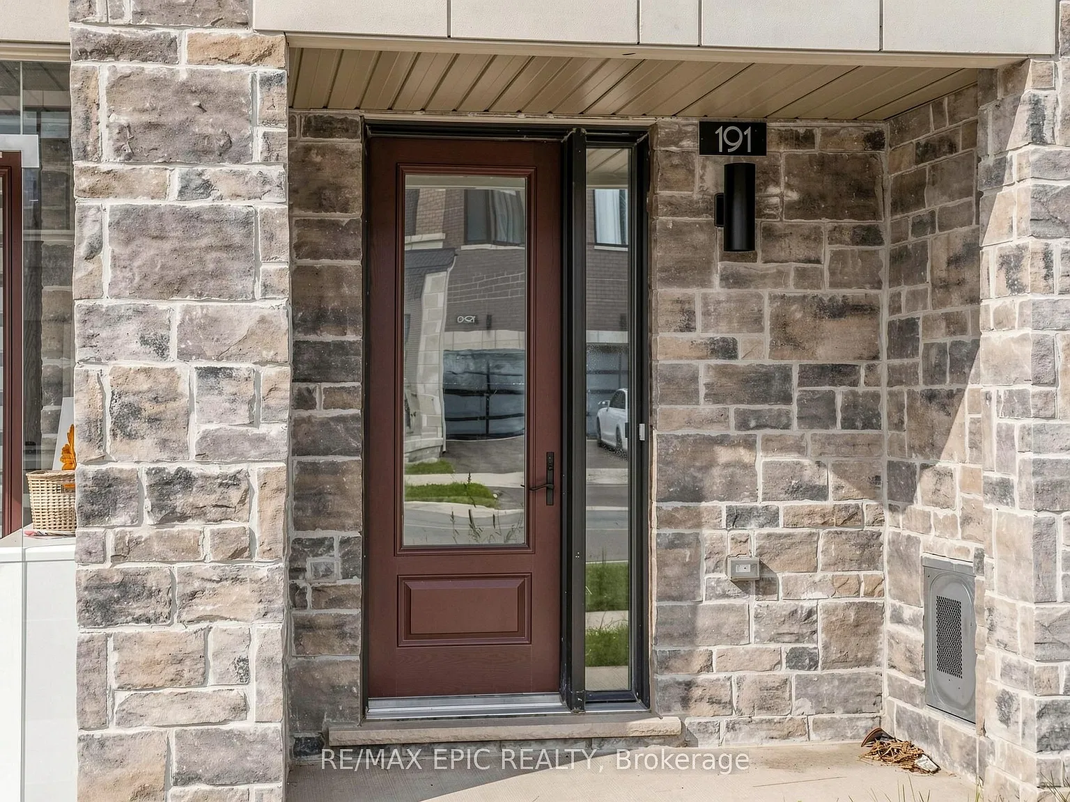 4 bed, $3,800 — Photo 2
